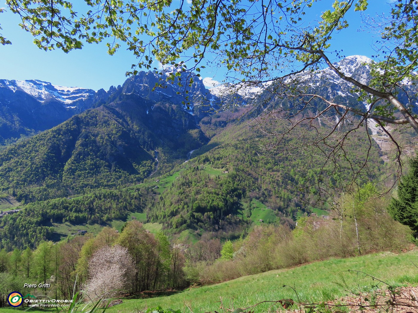 38 Da sx Baciamori (2009 m), Cornetta (2057 m), Corna Grande  (2087 m).JPG